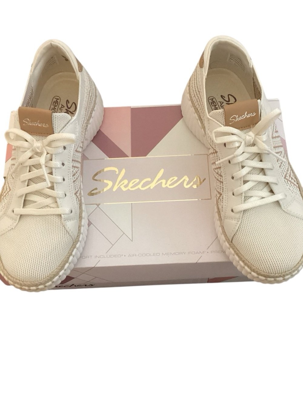 Skechers slipon sneakers in cream size 7.5EUC